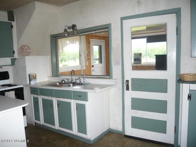 123 Beffa Road Tieton, WA 98947 - Photo 15 of 37 a kitchen with a stove a sink and a window
