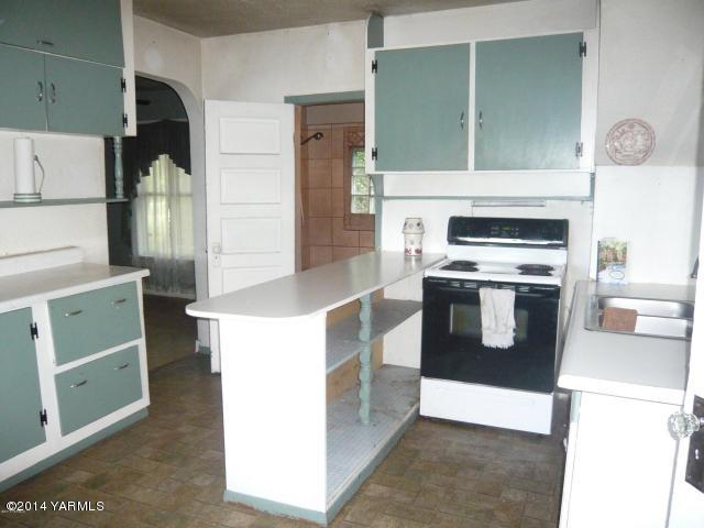 123 Beffa Road Tieton, WA 98947 - Photo 16 of 37 a kitchen with a stove and a refrigerator