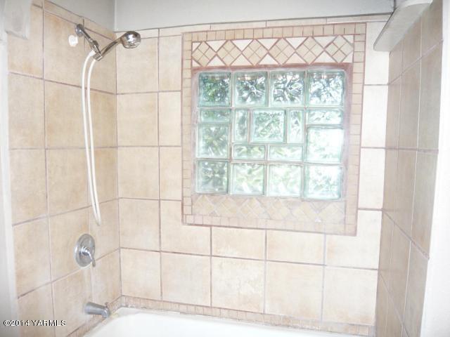 123 Beffa Road Tieton, WA 98947 - Photo 17 of 37 a bathroom with a shower and a shower