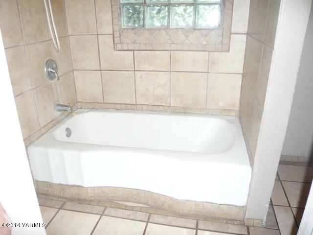 123 Beffa Road Tieton, WA 98947 - Photo 20 of 37 a bath tub sitting next to a white sink