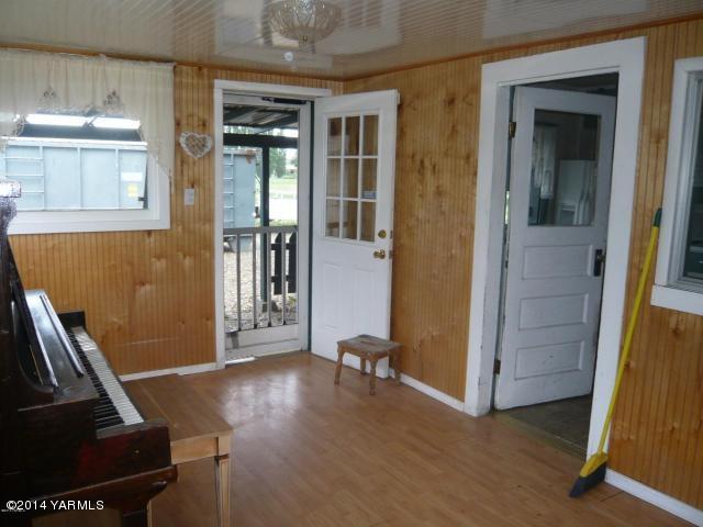 123 Beffa Road Tieton, WA 98947 - Photo 21 of 37 an empty room with wooden floor and windows