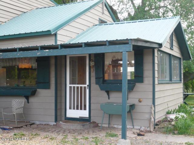 123 Beffa Road Tieton, WA 98947 - Photo 4 of 37 a front view of a house