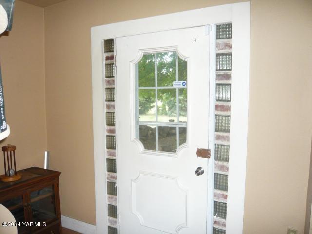 123 Beffa Road Tieton, WA 98947 - Photo 5 of 37 a bathroom with a window