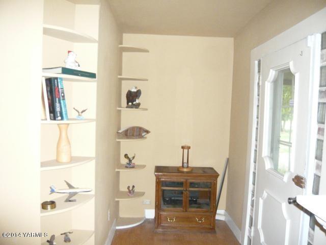 123 Beffa Road Tieton, WA 98947 - Photo 6 of 37 a dining room with furniture and a window