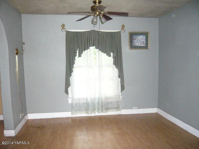 123 Beffa Road Tieton, WA 98947 - Photo 9 of 37 an empty room with wooden floor and windows