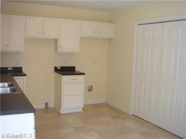 4303 Edgemore Road Greensboro, NC 27455 - Photo 3 of 9 Kitchen.