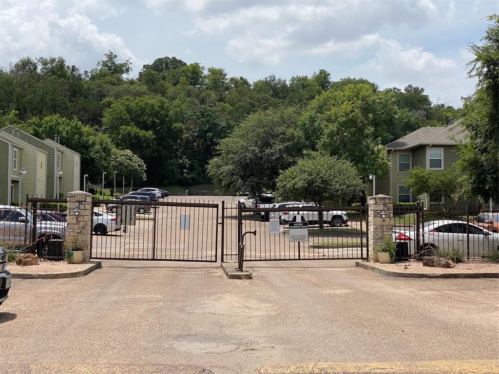 1500 Lake Shore Drive, Unit 213 Waco, TX 76708 - Photo 14 of 21 a view of a dinning table and chairs in the patio