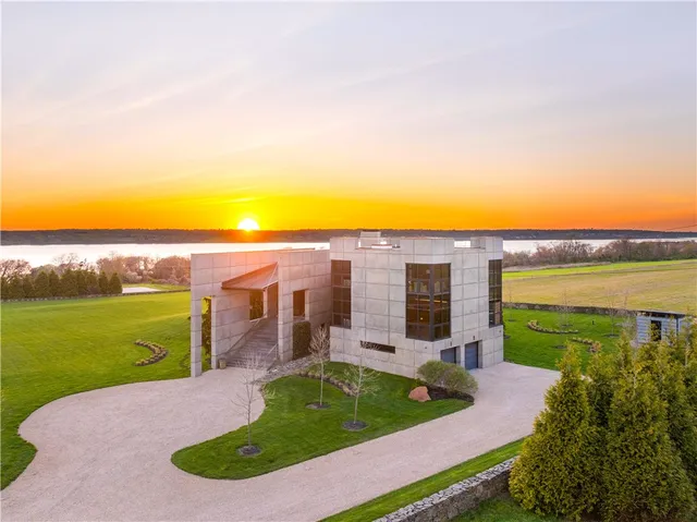 $4,450,000 | 155 West Main Road, Little Compton, RI 02837