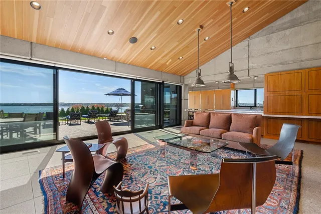 $4,450,000 | 155 West Main Road, Little Compton, RI 02837