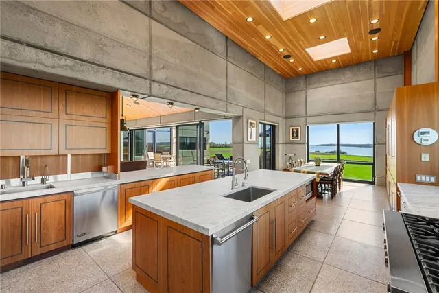 $4,450,000 | 155 West Main Road, Little Compton, RI 02837