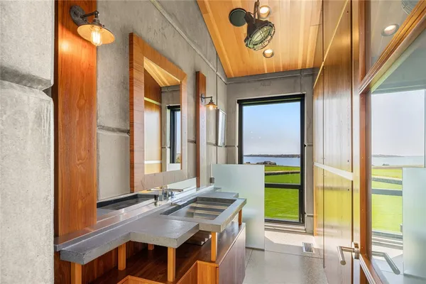 $4,150,000 | 155 West Main Road, Little Compton, RI 02837