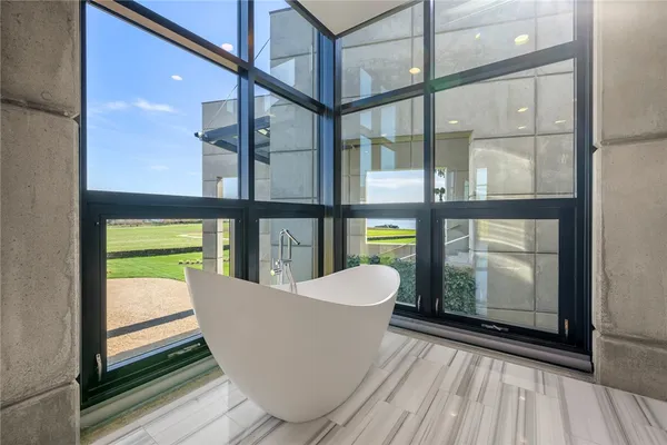 $4,150,000 | 155 West Main Road, Little Compton, RI 02837