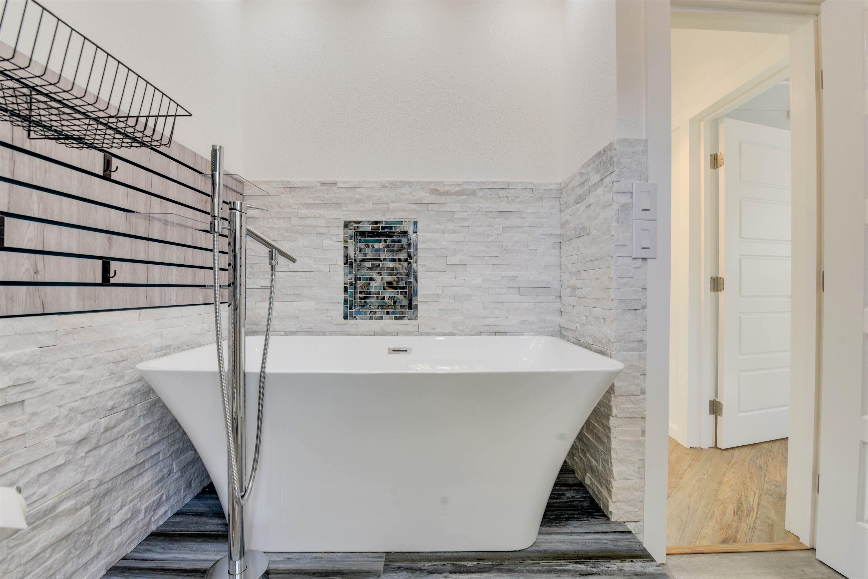3828 Gillott Road Big Pine Key, FL 33043 - Photo 20 of 46 Soaking Tub