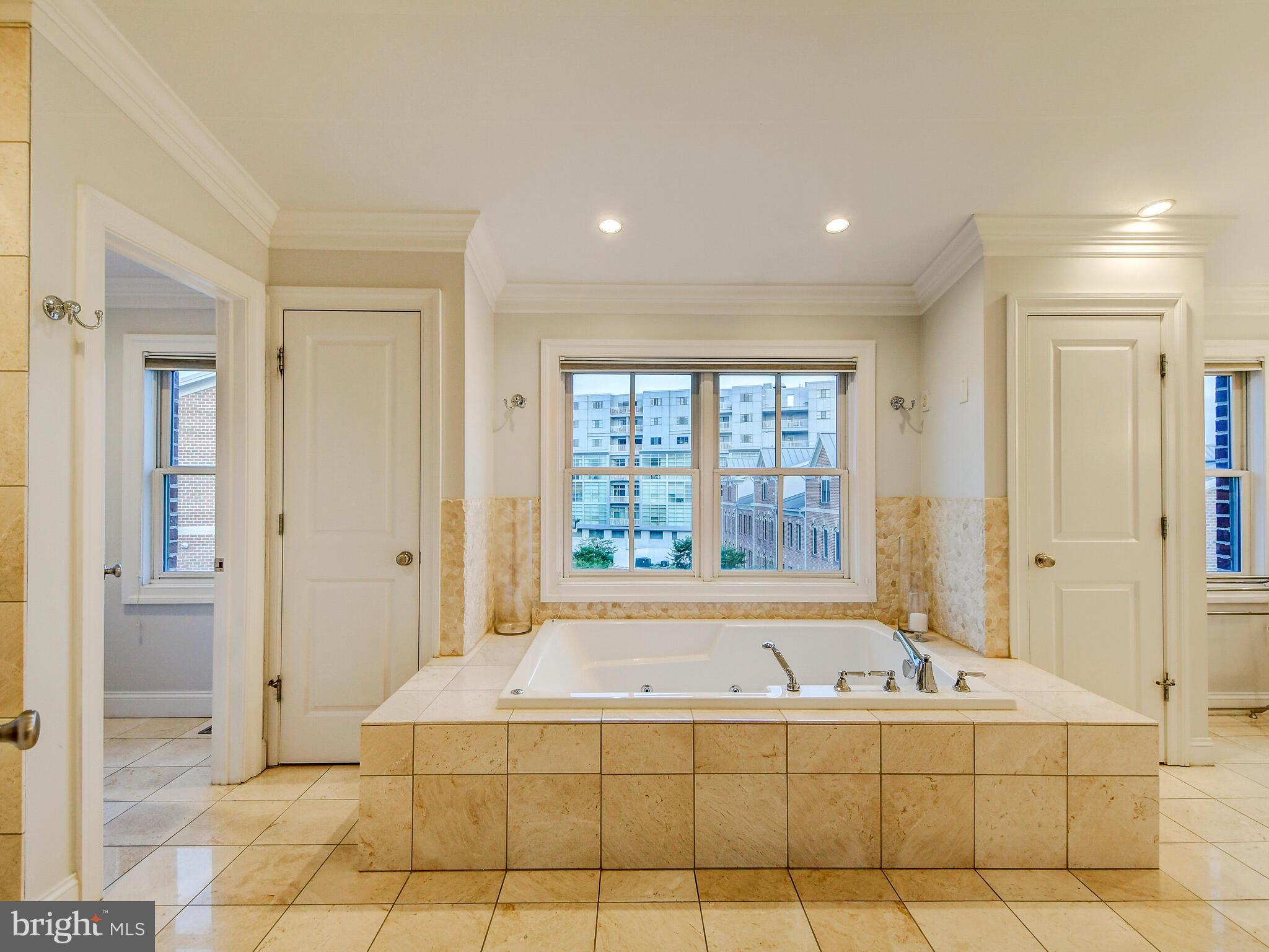 1230 Dockside Circle Baltimore, MD 21224 - Photo 38 of 70 a spacious bathroom with a tub and mirror