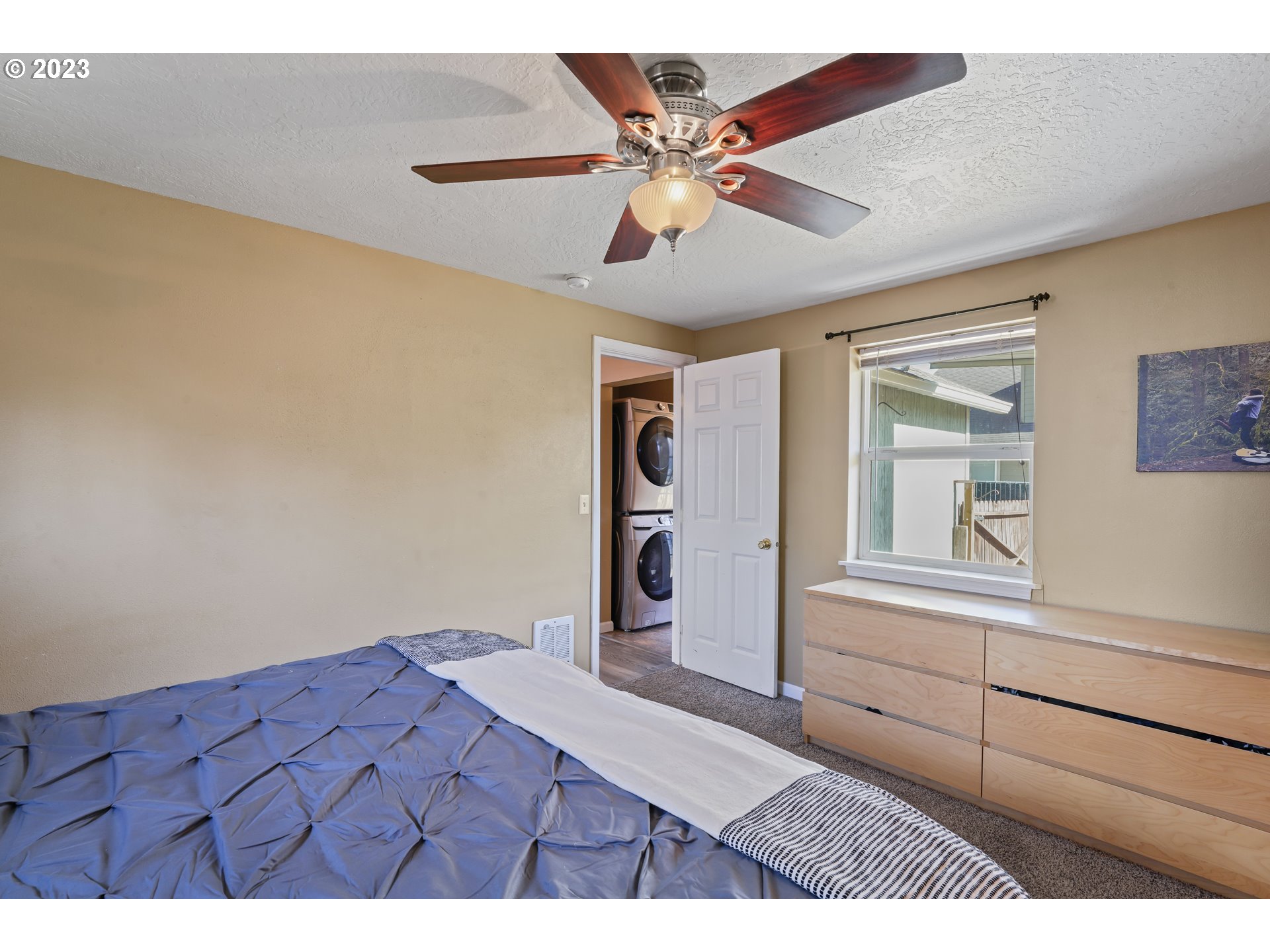 760 28th Street Springfield, OR 97477 - Photo 15 of 30 a view of an empty room and window