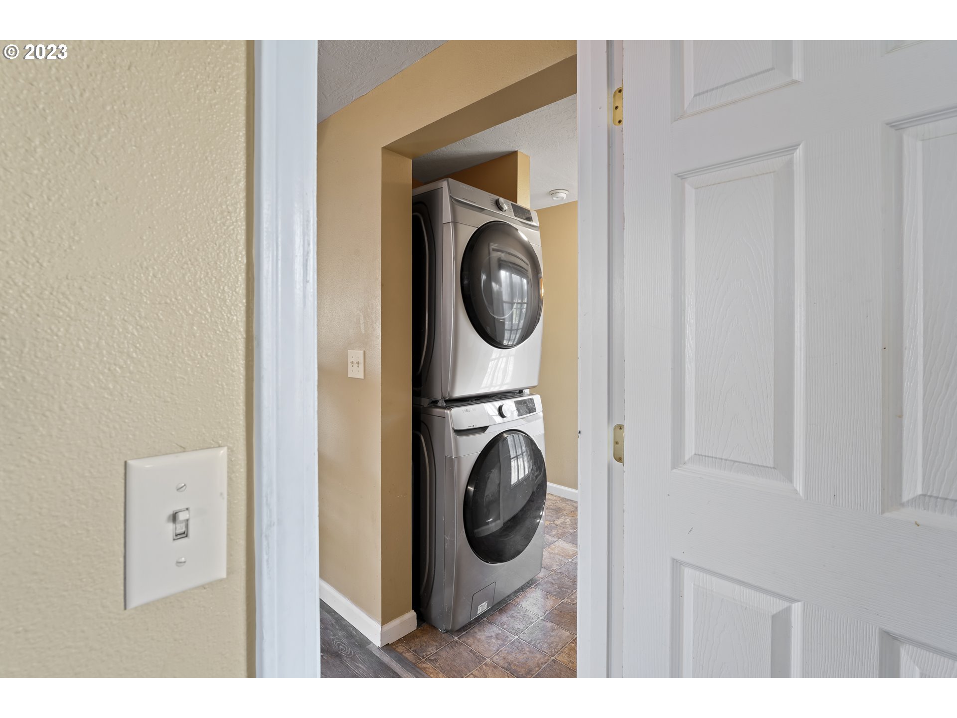 760 28th Street Springfield, OR 97477 - Photo 20 of 30 a utility room with dryer and washer