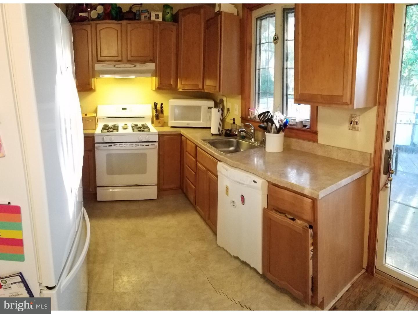 216 Somerset Road Deptford, NJ 08096 - Photo 6 of 18 Kitchen