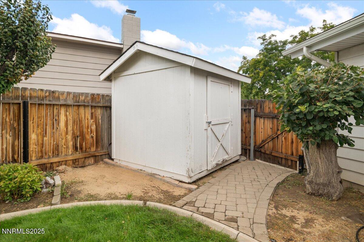 610 Akard Circle Reno, NV 89503 - Photo 25 of 28 a backyard of a house