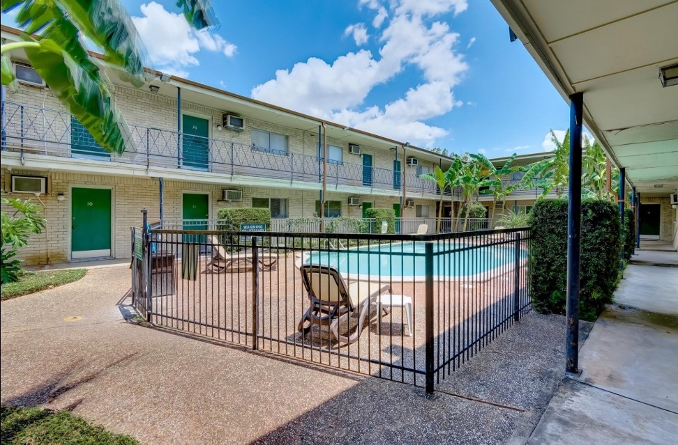 1903 Commonwealth Street, Unit 31 Houston, TX 77006 - Photo 5 of 6 a view of a wrought iron fences in front of house