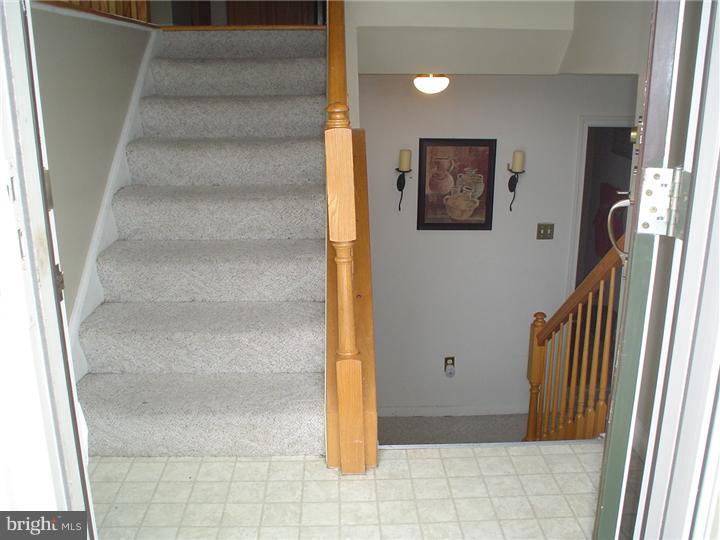 20 East Lexton Road New Castle, DE 19720 - Photo 2 of 16 Foyer