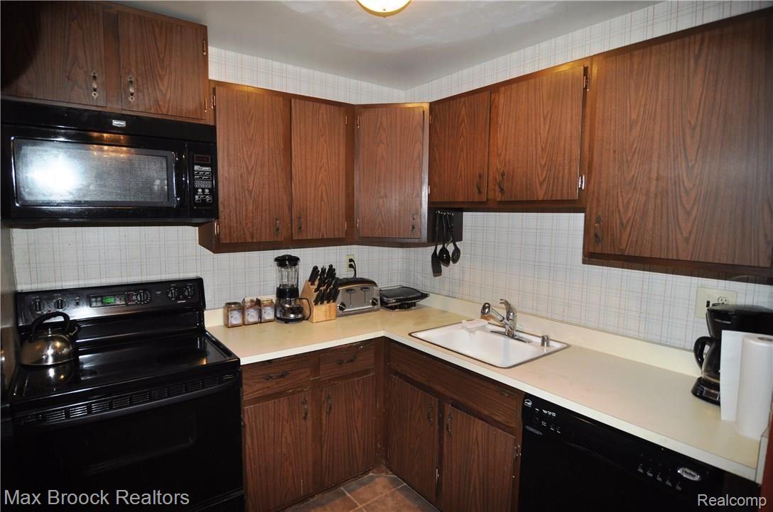 4909 Crooks Road, Unit C3 Royal Oak, MI 48073 - Photo 4 of 13 3.JPG