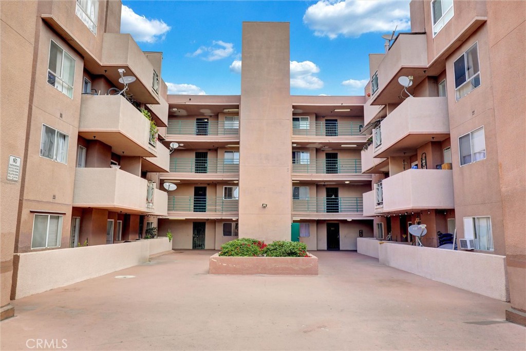 450 East 4th Street, Unit 337 Santa Ana, CA 92701 - Photo 20 of 26 a front view of building with a yard