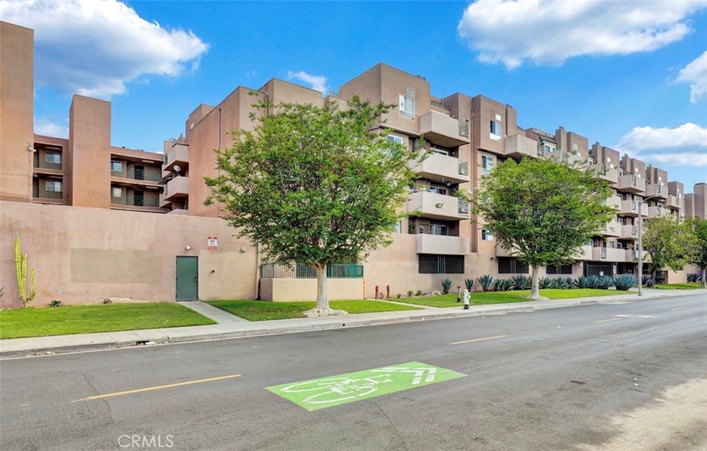 450 East 4th Street, Unit 337 Santa Ana, CA 92701 - Photo 25 of 26 a front view of a building with a garden and plants