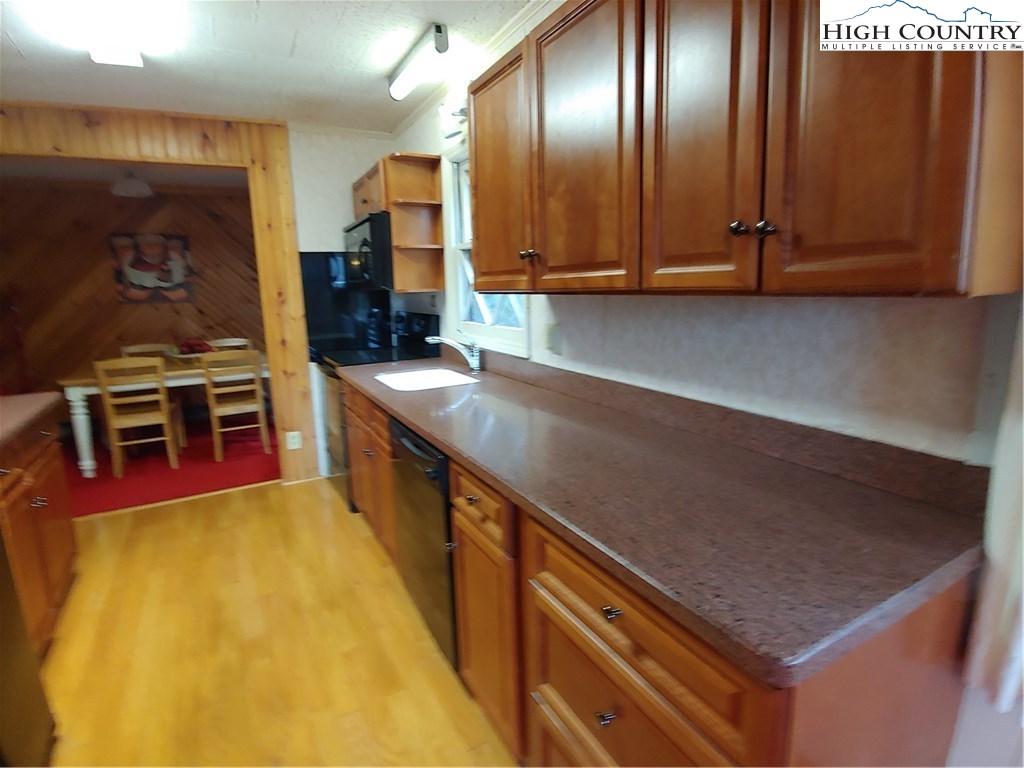 218 Oak Road Beech Mountain, NC 28604 - Photo 4 of 19 Gallery Image 4