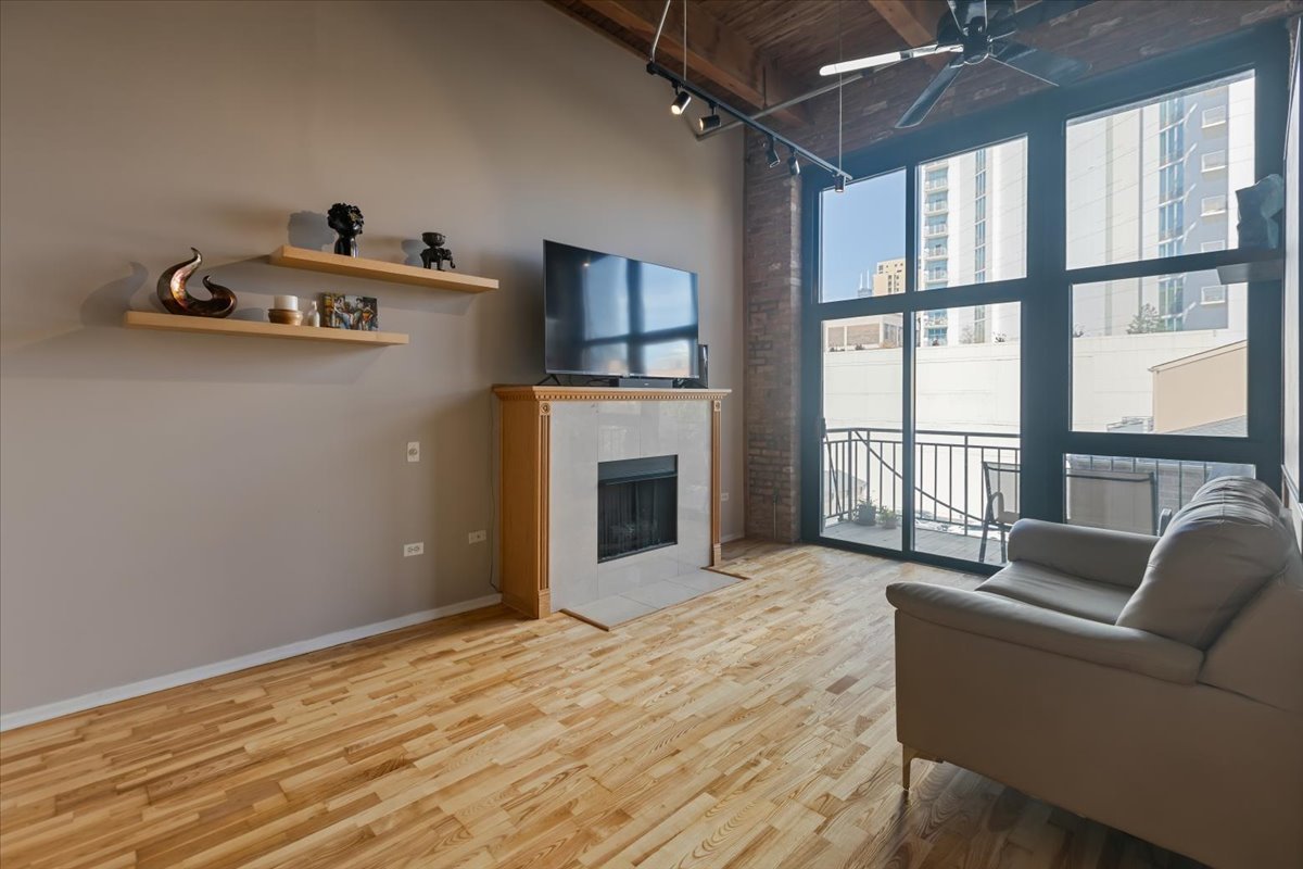 1632 South Indiana Avenue, Unit 403 Chicago, IL 60616 - Photo 8 of 23 a view of livingroom with furniture flat screen tv and window