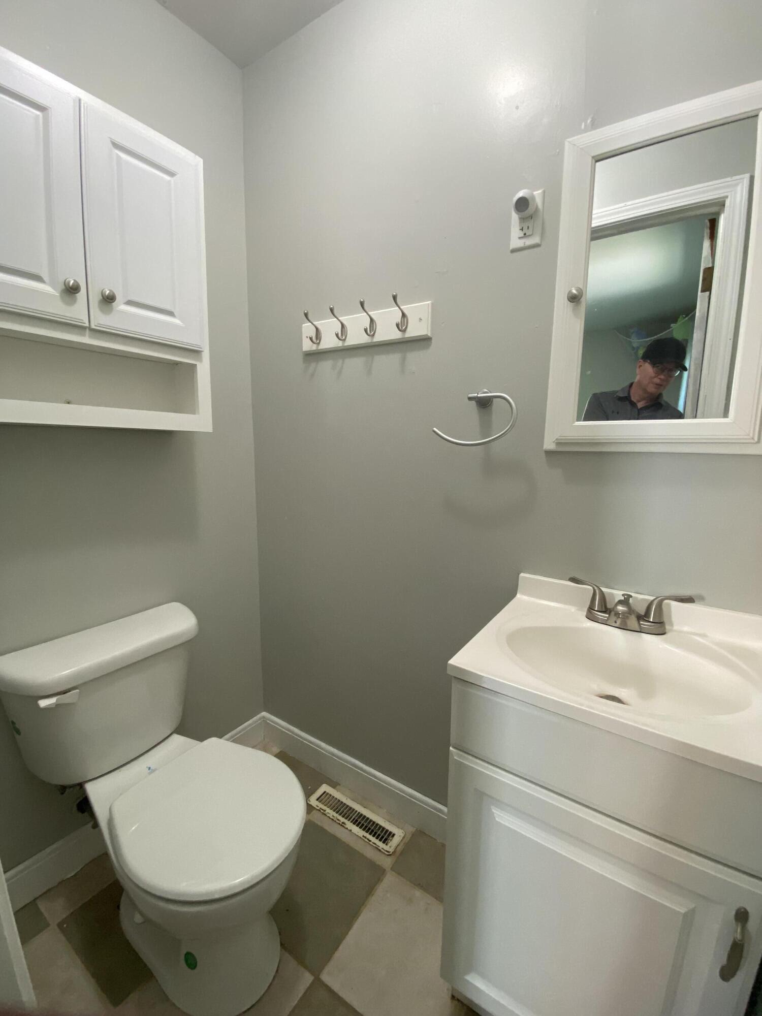 1701 Siam Road Elizabethton, TN 37643 - Photo 18 of 23 18 - Second Bath