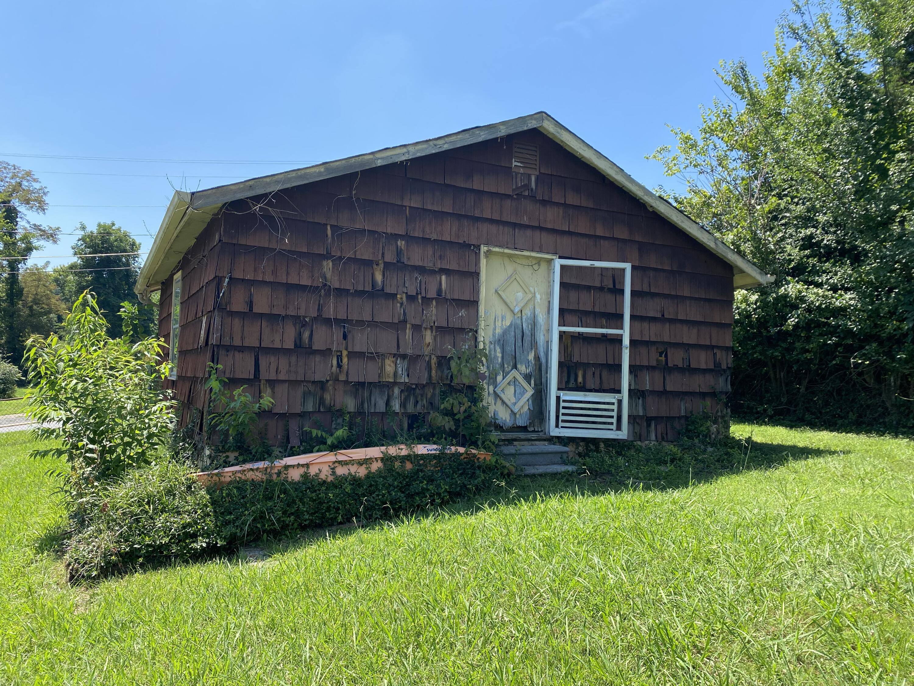 1701 Siam Road Elizabethton, TN 37643 - Photo 21 of 23 21 - Detached Garage