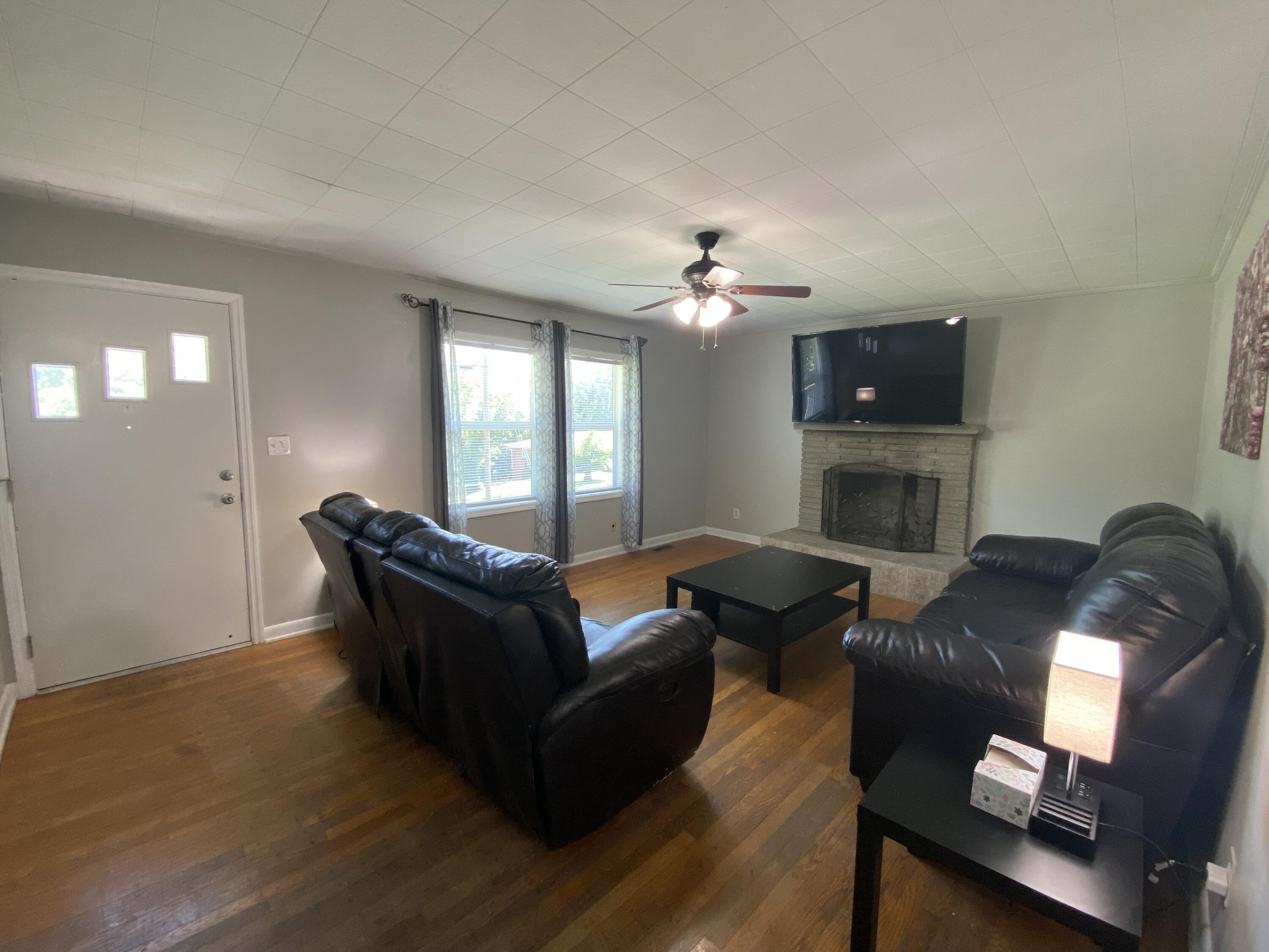 1701 Siam Road Elizabethton, TN 37643 - Photo 6 of 23 6 - Living Rm 1