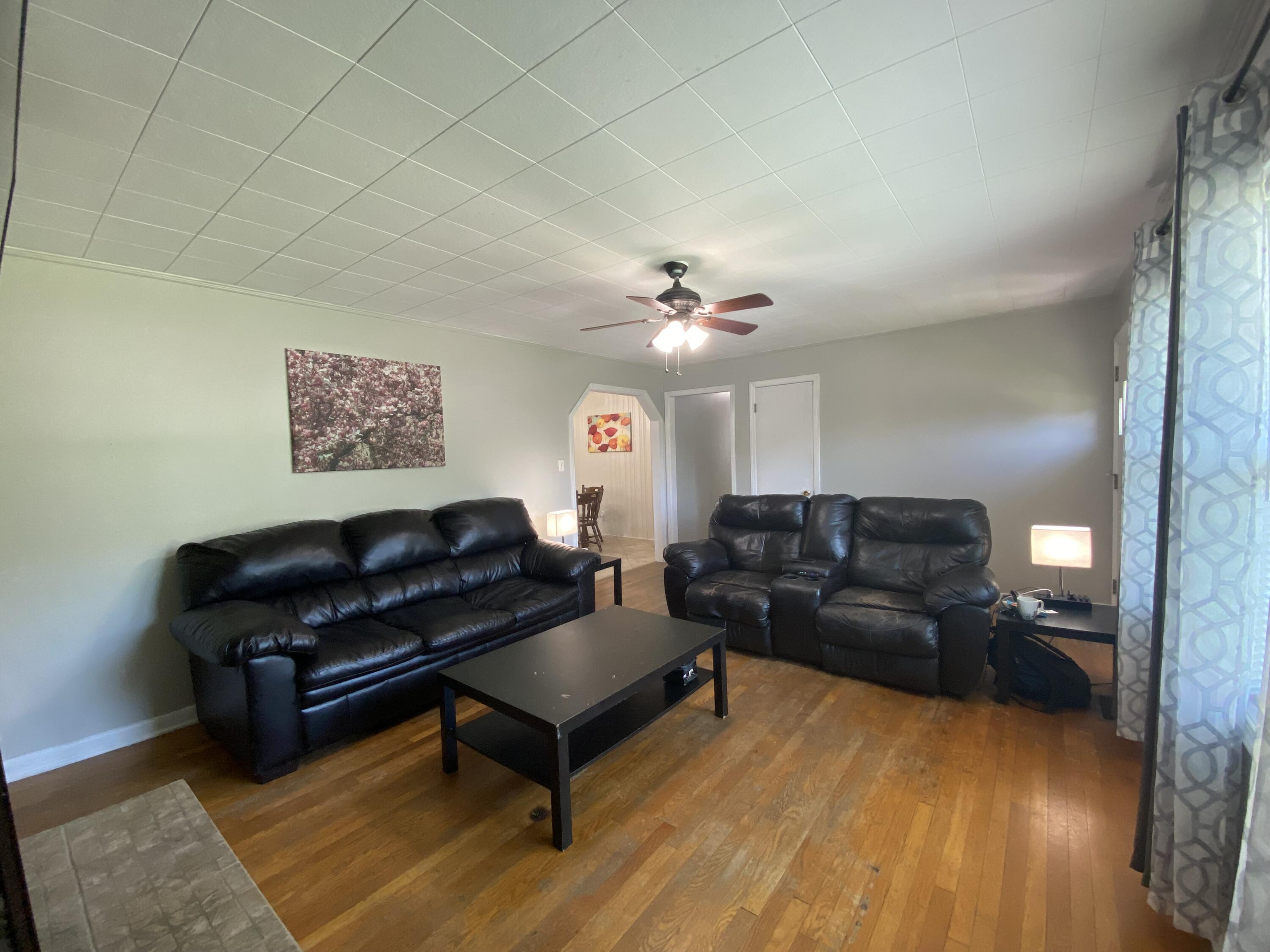 1701 Siam Road Elizabethton, TN 37643 - Photo 8 of 23 8 - Living Rm 4