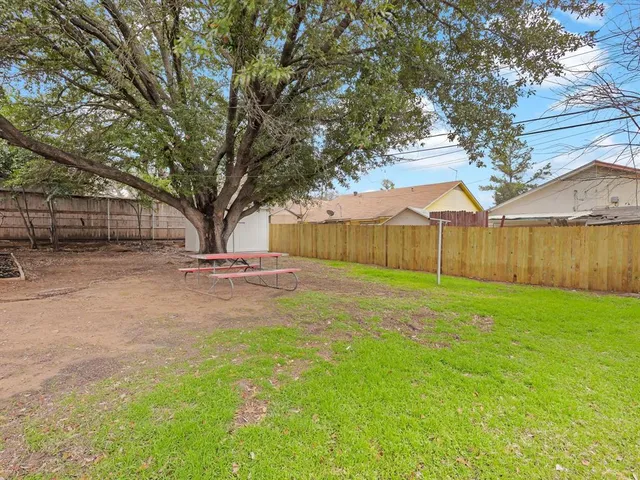 a view of a backyard with basketball court