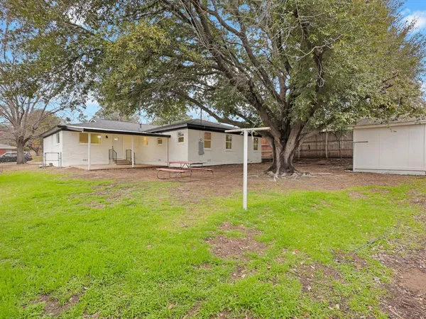 a view of a house with a backyard