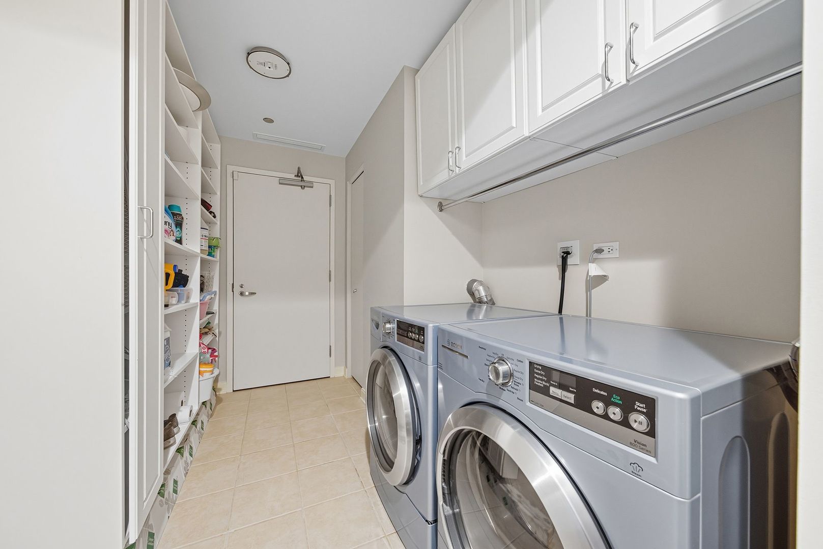 60 East Monroe Street, Unit 5601 Chicago, IL 60603 - Photo 22 of 50 a utility room with dryer and washer