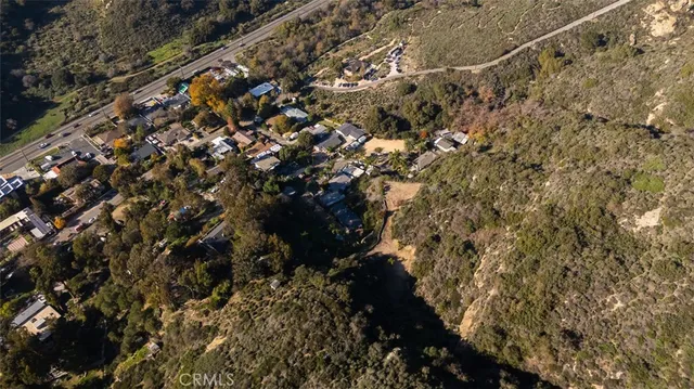a view of a livingroom with a ceiling fan and window