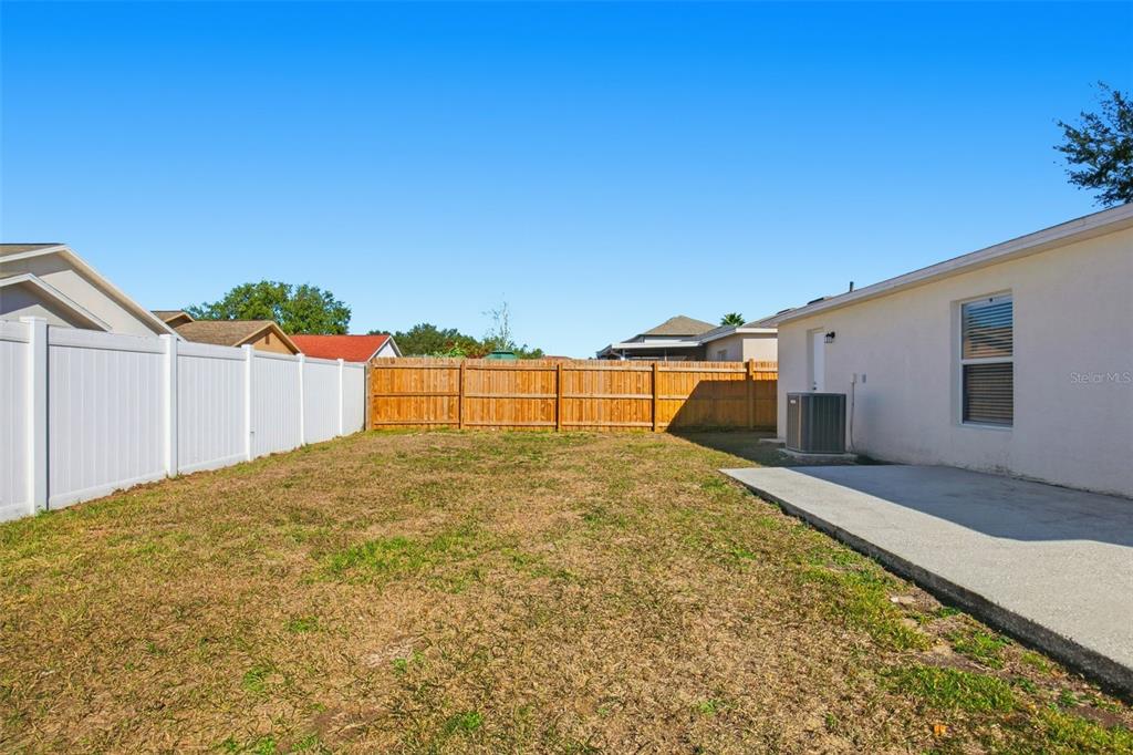 914 Stallion Way Valrico, FL 33594 - Photo 35 of 38 a view of a backyard