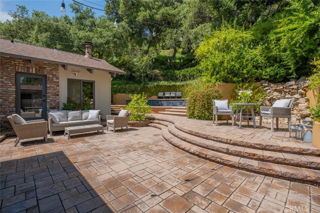 1435 Valane Drive Glendale, CA 91208 - Photo 4 of 45