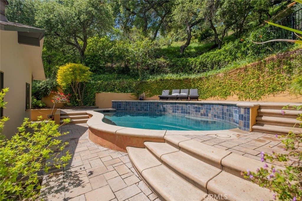 1435 Valane Drive Glendale, CA 91208 - Photo 5 of 45