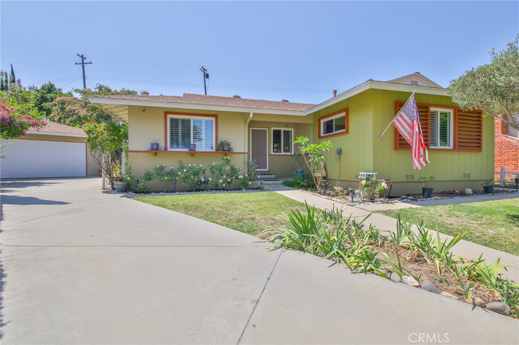 14537 Gandesa Road La Mirada, CA 90638 - Photo 4 of 41 Driveway