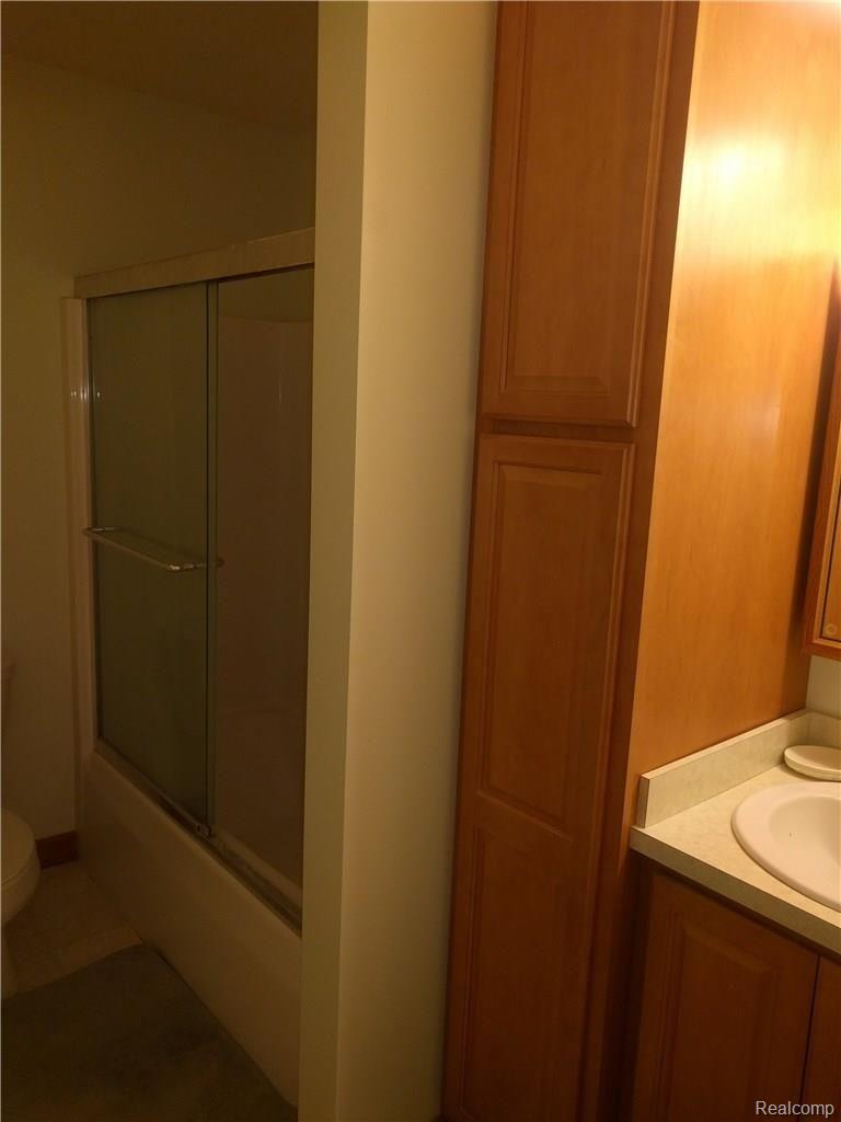 13605 Rattalee Lake Road Davisburg, MI 48350 - Photo 31 of 36 2nd floor bathroom