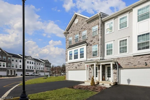 $829,000 | 10 Dorchester Lane, Unit 10, East Hanover, NJ 07936