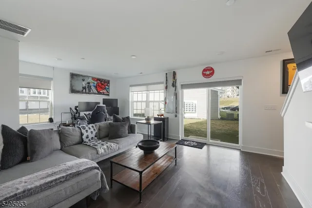 $829,000 | 10 Dorchester Lane, Unit 10, East Hanover, NJ 07936