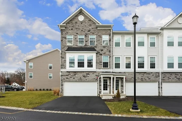 $829,000 | 10 Dorchester Lane, Unit 10, East Hanover, NJ 07936