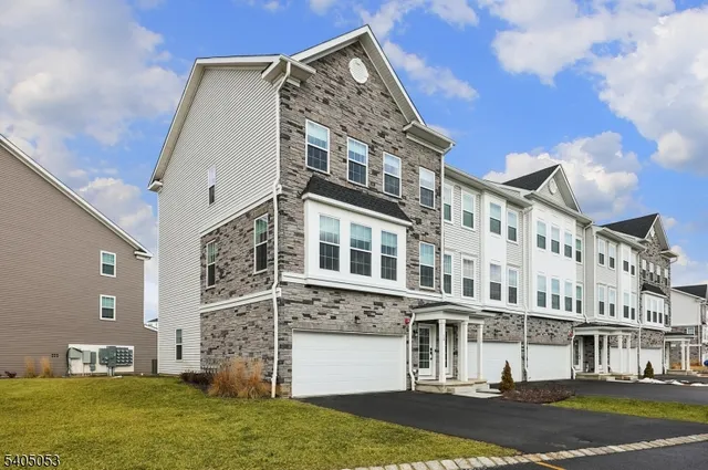 $829,000 | 10 Dorchester Lane, Unit 10, East Hanover, NJ 07936