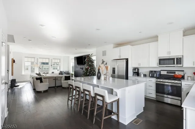 $829,000 | 10 Dorchester Lane, Unit 10, East Hanover, NJ 07936