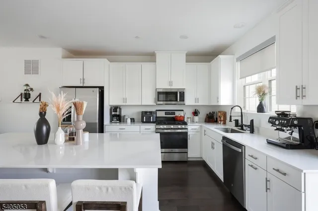 $829,000 | 10 Dorchester Lane, Unit 10, East Hanover, NJ 07936