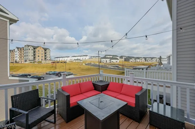 $829,000 | 10 Dorchester Lane, Unit 10, East Hanover, NJ 07936