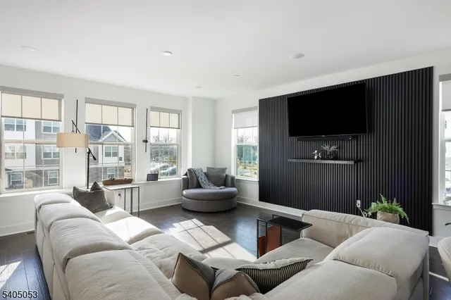 $829,000 | 10 Dorchester Lane, Unit 10, East Hanover, NJ 07936